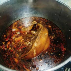 关火，把提前捞出来的猪耳朵，猪蹄全部丢进去，盖上盖子，浸泡一晚上！卤菜的关键是三分卤七分泡！卤好了，要浸泡一晚上才会更入味儿！