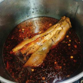 中途记得翻几次面！让猪头的每一面都浸泡入味儿！