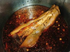中途记得翻几次面！让猪头的每一面都浸泡入味儿！