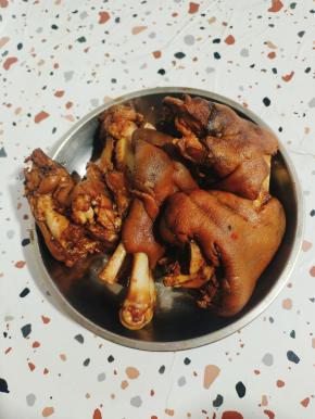 趁卤汤还没彻底凉透凝固，把卤好的猪头，猪蹄，猪耳朵捞起来，控干水分！