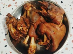 趁卤汤还没彻底凉透凝固，把卤好的猪头，猪蹄，猪耳朵捞起来，控干水分！