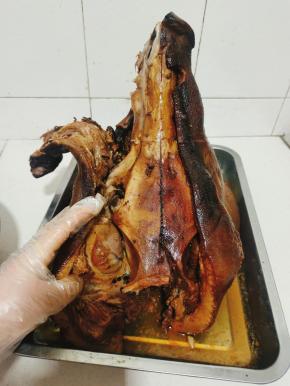 趁热把猪头上面的肉剔下来！