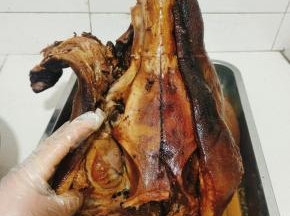 趁热把猪头上面的肉剔下来！