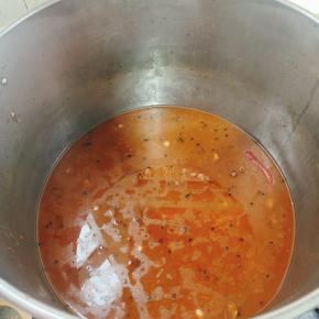 卤好的料汁儿不要扔了，留着下次再继续卤东西！