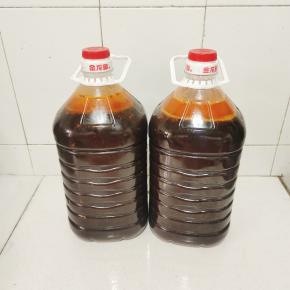 把料渣单独捞出来控干水分，装在袋子里密封好！卤汁儿装在油壶里，拧紧盖子，放在冰箱冷冻保存！下次卤东西的时候直接拿出来解冻化开，把需要卤的东西焯水洗净，丢进去直接卤就好了，特别方便！