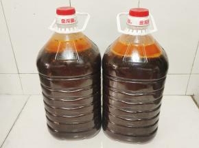 把料渣单独捞出来控干水分，装在袋子里密封好！卤汁儿装在油壶里，拧紧盖子，放在冰箱冷冻保存！下次卤东西的时候直接拿出来解冻化开，把需要卤的东西焯水洗净，丢进去直接卤就好了，特别方便！