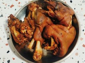 昨晚卤猪头，顺便把猪蹄一起卤了！