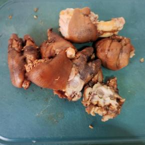 猪蹄切成小块儿！