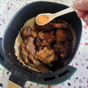 取出，撒适量烧烤料！再继续烤5分钟！