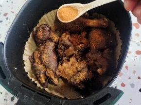 取出，撒适量烧烤料！再继续烤5分钟！