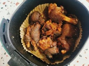 外焦里嫩的烤猪蹄就做好了！