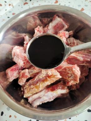 排骨中放入两大勺生抽！