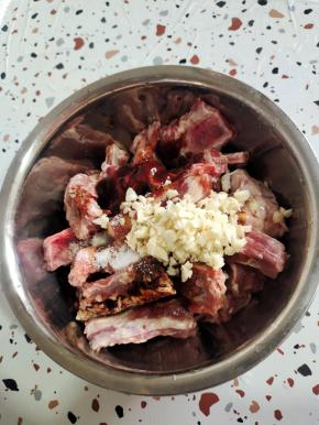 放入蒜末，少许盐，一勺白糖！