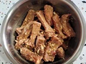 抓拌均匀腌制一个小时！！