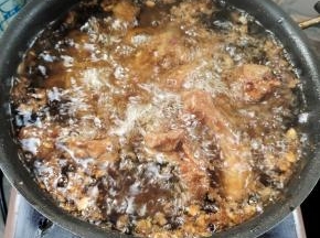 油温六成热，放入排骨
中小火炸10分钟，再大火炸一分钟！
