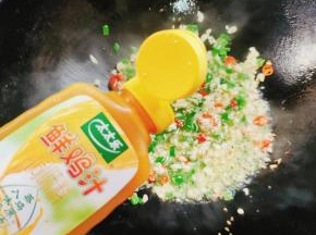放入一勺太太乐鲜鸡汁
翻拌均匀！