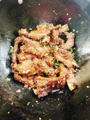 出锅前放入适量熟白芝麻拌匀即可！