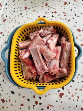 排骨洗净，沥干水分备用！