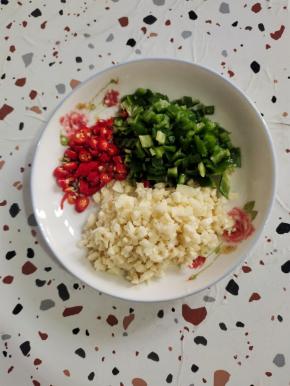 蒜瓣切成蒜末，小米辣和青椒切成小丁！