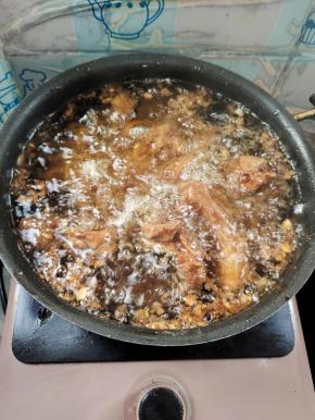 油温六成热，放入排骨
中小火炸10分钟，再大火炸一分钟！