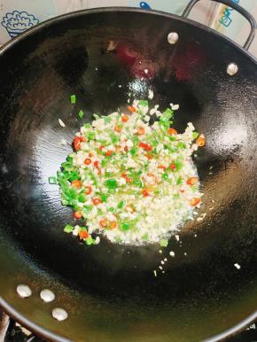 起锅烧油，放入蒜末，小米辣，青椒粒煸炒出香味！