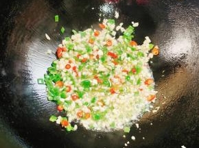 起锅烧油，放入蒜末，小米辣，青椒粒煸炒出香味！