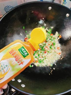 放入一勺太太乐鲜鸡汁
翻拌均匀！