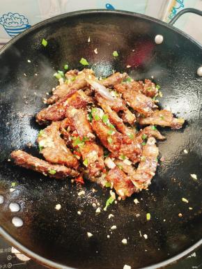 放入排骨翻炒均匀！