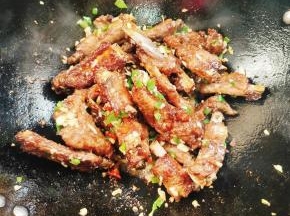 放入排骨翻炒均匀！