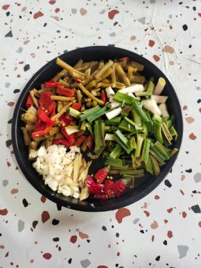 酸豇豆和酸辣椒切成段，蒜瓣切成小丁，生姜切成丝，干辣椒切成段，蒜苗切成段备用！