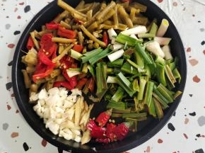酸豇豆和酸辣椒切成段，蒜瓣切成小丁，生姜切成丝，干辣椒切成段，蒜苗切成段备用！