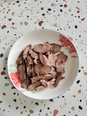 卤熟的猪舌切成薄片！