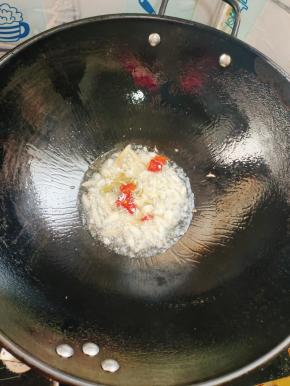 起锅烧油，放入生姜，蒜瓣，干辣椒爆香！