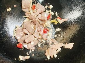 放入猪舌煸炒至变色！
