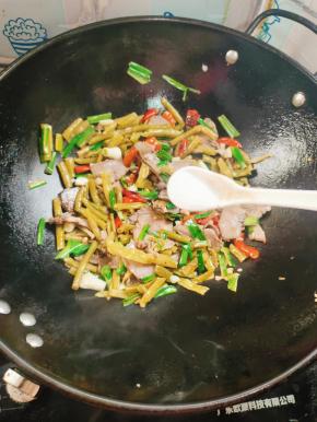 放入少许盐调味！