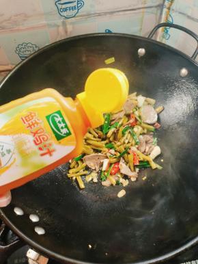 放入适量的太太乐鲜鸡汁！