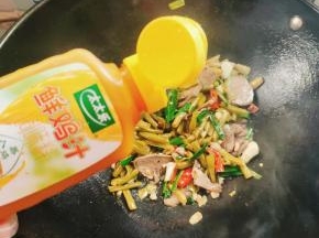 放入适量的太太乐鲜鸡汁！