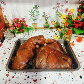 卤好的猪头肉，把肉剔下来！