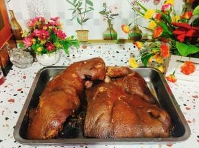 卤好的猪头肉，把肉剔下来！