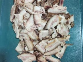 猪头肉切成薄片！