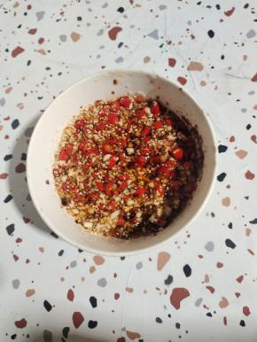 蒜末，小米辣，粗辣椒面(细辣椒面），白芝麻，淋上热油搅拌均匀！

