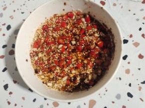 蒜末，小米辣，粗辣椒面(细辣椒面），白芝麻，淋上热油搅拌均匀！

