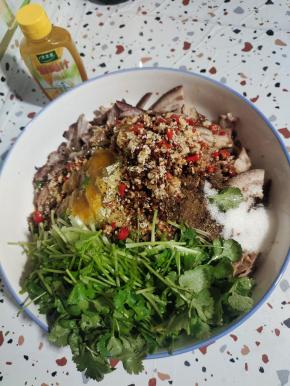 倒在猪头肉上，再放入两大勺生抽，两大勺香醋，一大勺鸡精，一勺白糖，一勺太太乐鲜鸡汁，适量香油和香菜！

