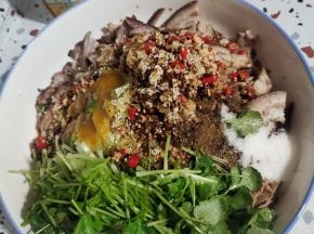 倒在猪头肉上，再放入两大勺生抽，两大勺香醋，一大勺鸡精，一勺白糖，一勺太太乐鲜鸡汁，适量香油和香菜！

