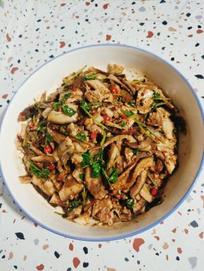 翻拌均匀腌制十分钟左右就可以吃了！吃不完的冰箱冷藏保存！