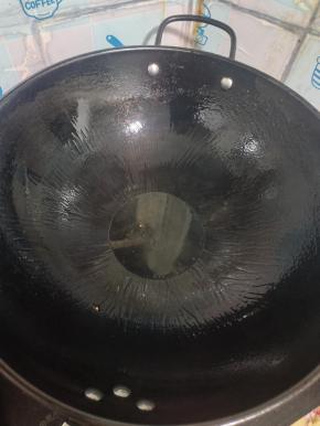 锅烧热放少许油润润锅！