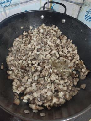 放入猪头肉煸炒！