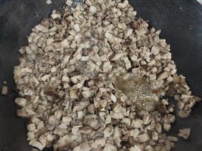 放入猪头肉煸炒！