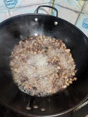 把猪头肉肥肉里面的油脂都煸炒出来！