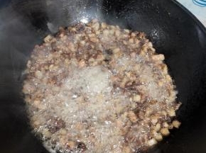 把猪头肉肥肉里面的油脂都煸炒出来！